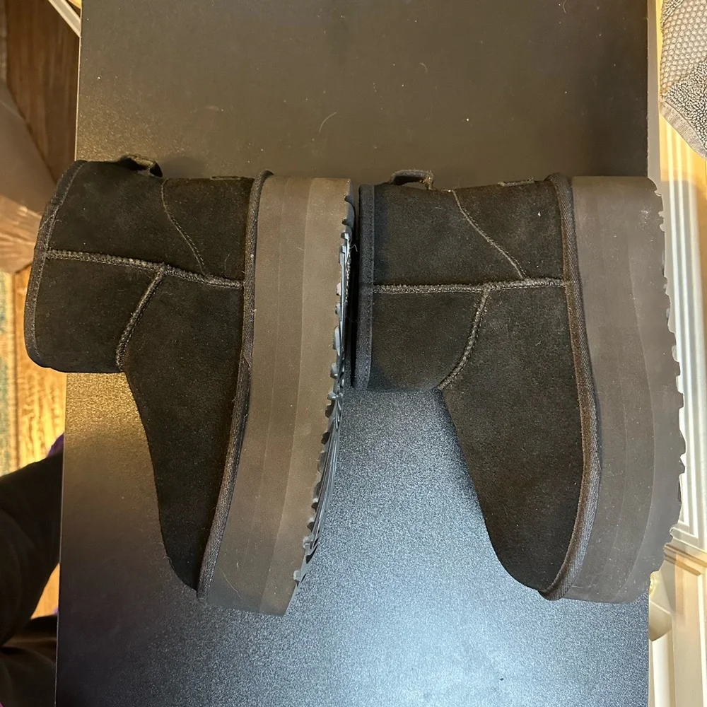 UGG Classic Classic Mini Platform boot in black.  Size 6.  Excellent condition. - Picture 7 of 14